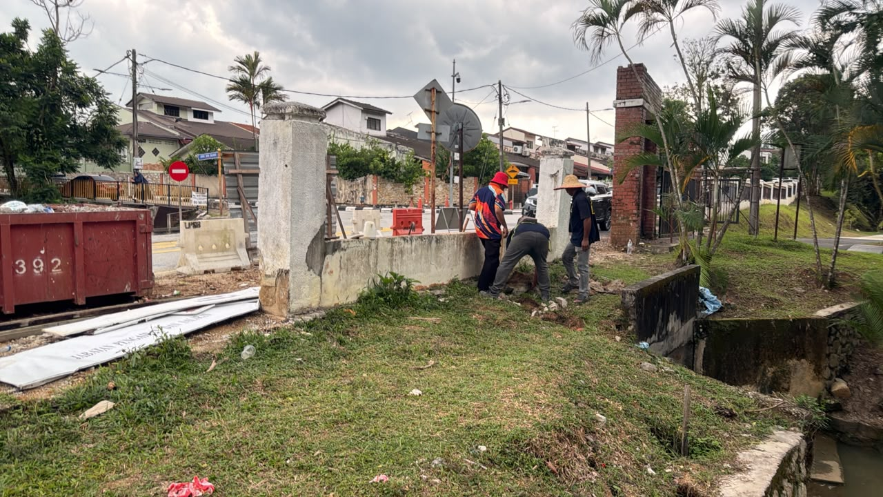 Kerja Tapak Renovasi Pagar Bukit Kiara