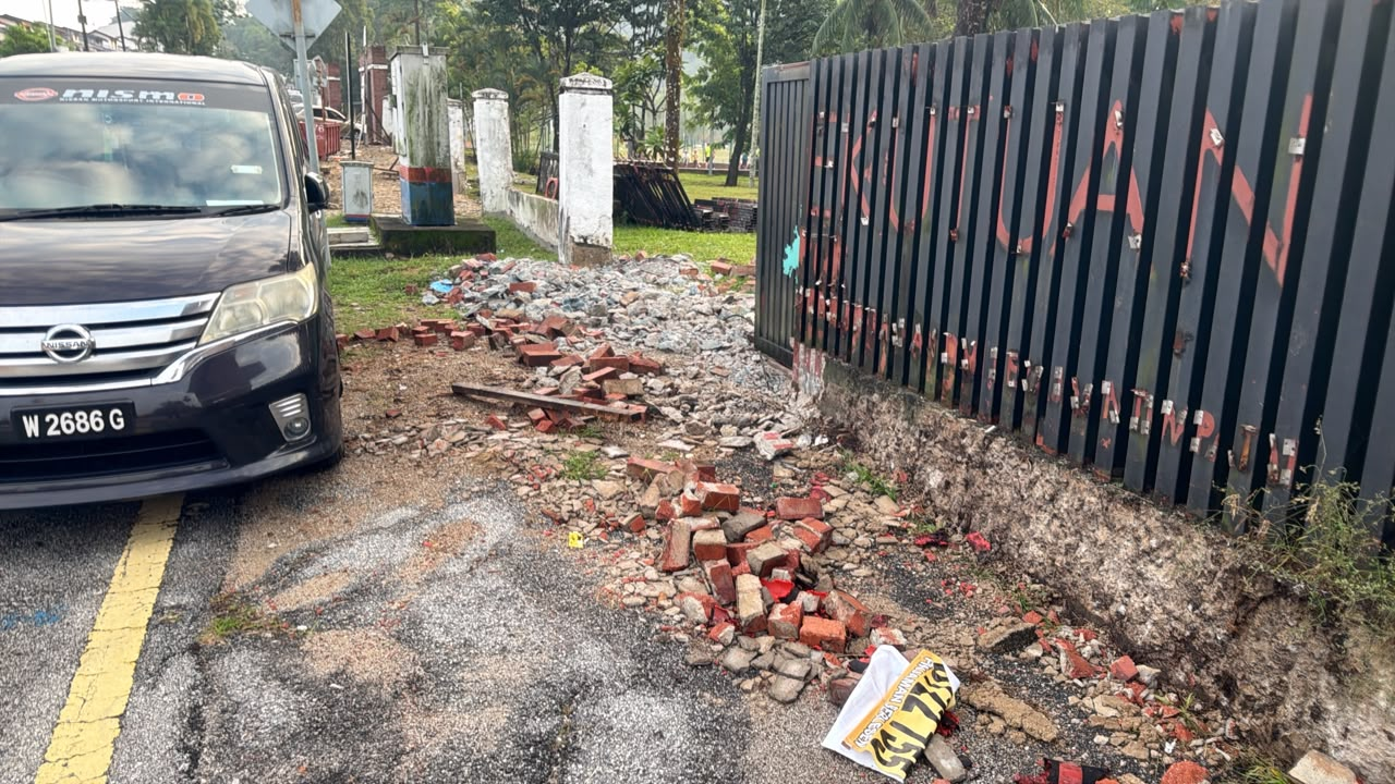 Pembongkaran Tembok Pagar Bukit Kiara