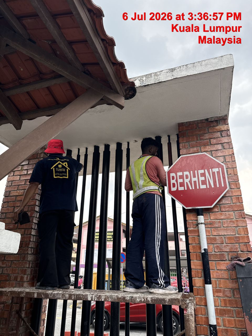 Pemasangan Pagar Baru Bukit Kiara