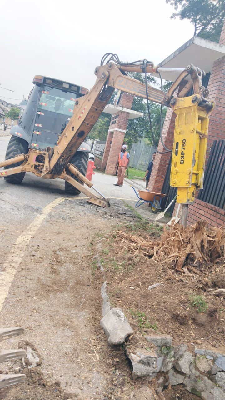 Pembongkaran Pagar Lama Bukit Kiara