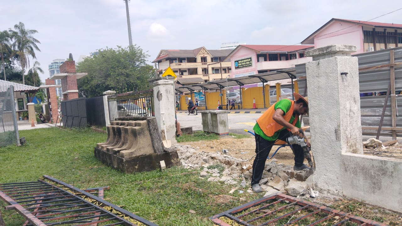 Kerja Baik Pulih Tembok Pagar Bukit Kiara
