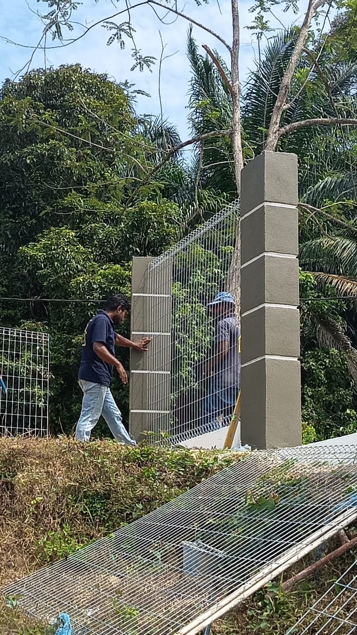 Pemasangan Tiang Pagar Musolla Ar-Rahman