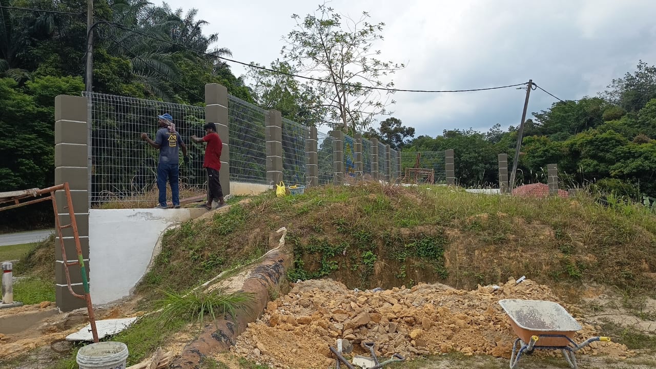 Pemasangan Pagar Bersama Tiang Konkrit
