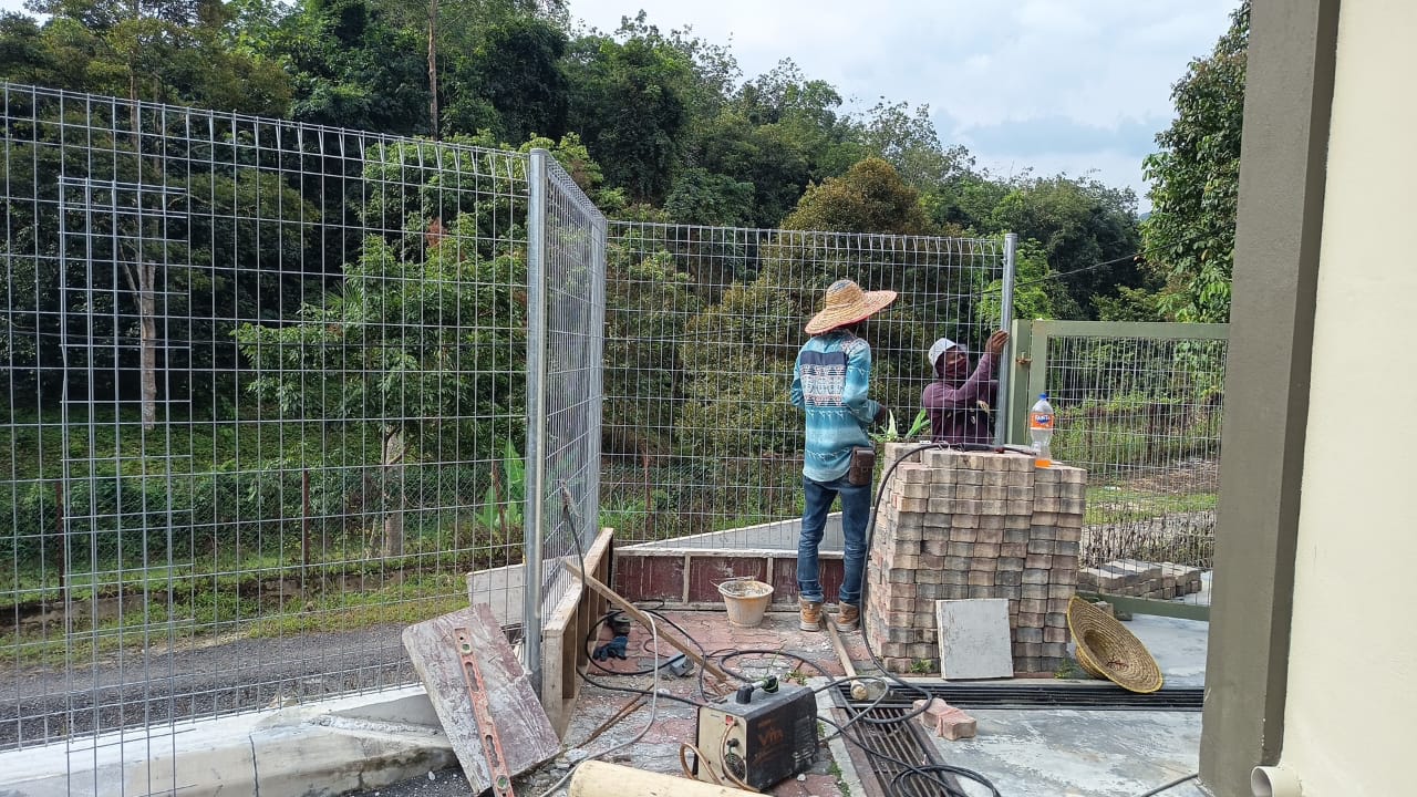 Pemasangan Pintu Pagar Musolla Ar-Rahman